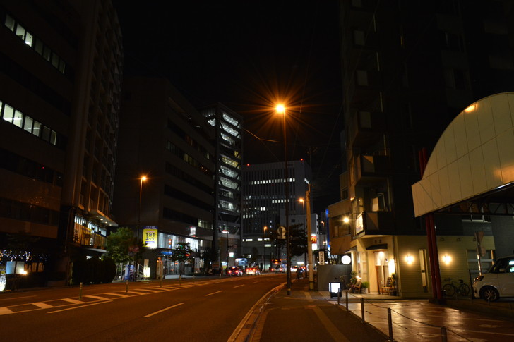 【福岡散歩日誌5】夜の薬院駅付近を散歩【12月】：この道をまっすぐ行くと西鉄薬院駅