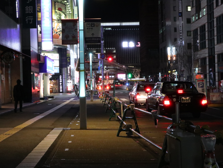 キレイで開放的な景観、都会感を楽しめる「博多駅～サンロード商店街」までを散歩：「はかた駅前通り」を歩き続ける