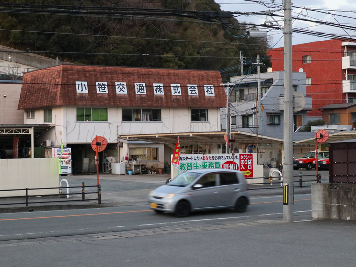 霊園周りのちょっと不思議な空間「福岡市中央区“平和”」を散歩：小笹交通営業所