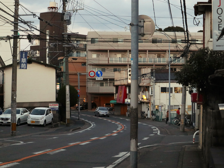 霊園周りのちょっと不思議な空間「福岡市中央区“平和”」を散歩：哀愁のあるカーブ（山荘通り）