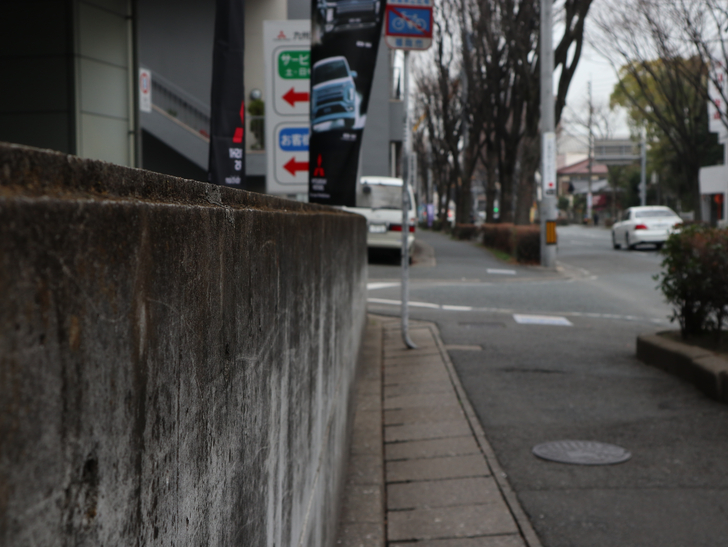 区役所周りの落ち着いた通り「福岡市南区塩原」をゆったり散歩：ブロック塀と道路