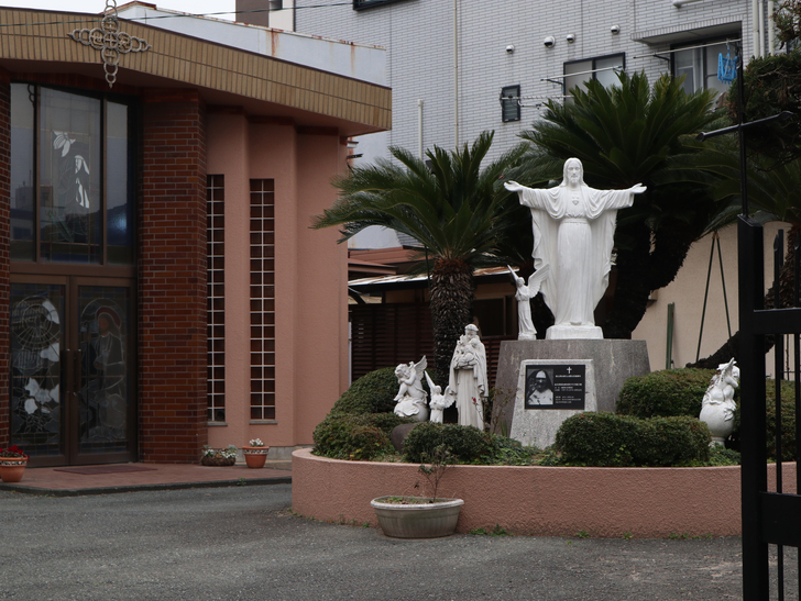 区役所周りの落ち着いた通り「福岡市南区塩原」をゆったり散歩：キリスト的な何かを感じる像