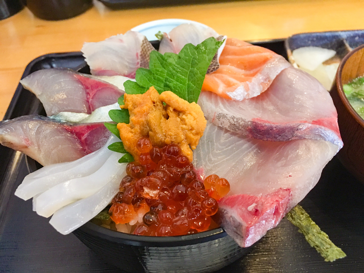 【薬院】日替わりお魚定食が美味い！「魚けん 薬院店」グルメレポート： 海鮮丼（990円）