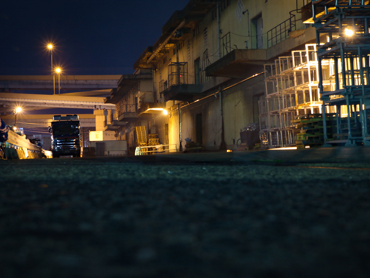 癒される異空間「深夜の須崎ふ頭」を散歩：低めのアングルから撮影した倉庫