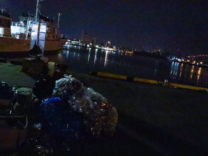 癒される異空間「深夜の須崎ふ頭」を散歩：集められた空き缶と海