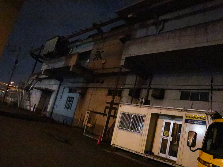 癒される異空間「深夜の須崎ふ頭」を散歩：別れ際に撮影した倉庫