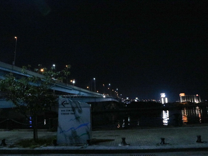 【ベイサイドプレイス博多（深夜）】やっぱり夜の海は良い： すると海が見える場所に到達