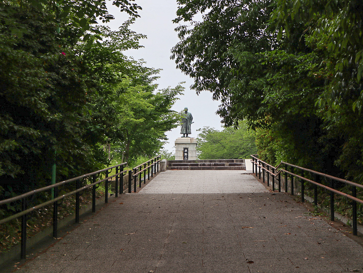【西公園／光雲神社】まるで“千と千尋”。異空間を散歩： 「平野二郎國臣像」への道