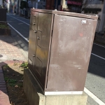 都会にある「謎の茶色い箱」の正体は、「地中化した電信柱」だった！