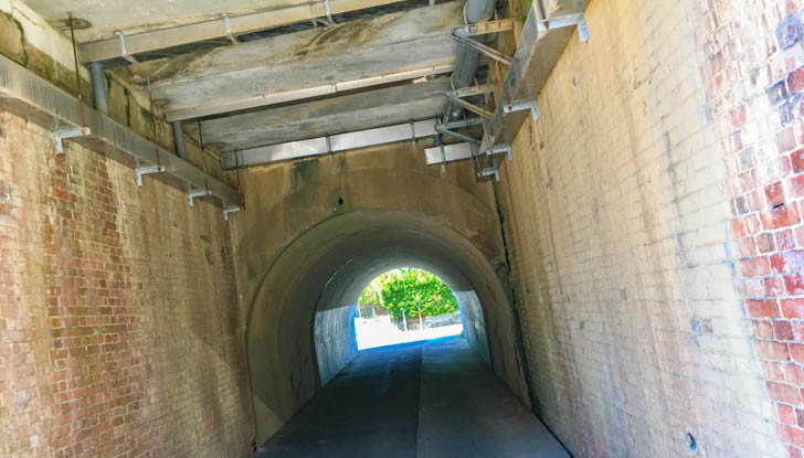 高架下のトンネル
