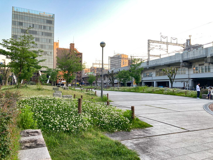 【博多区】「音羽公園」博多駅そばの憩いの場 石畳のベンチと芝