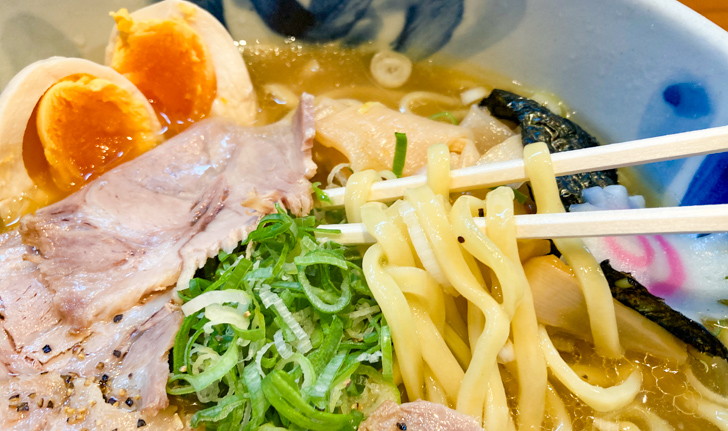 【平尾ランチ】「まるげん」魚介＆とんこつのWスープラーメン！ 福岡では珍しい太い平麺
