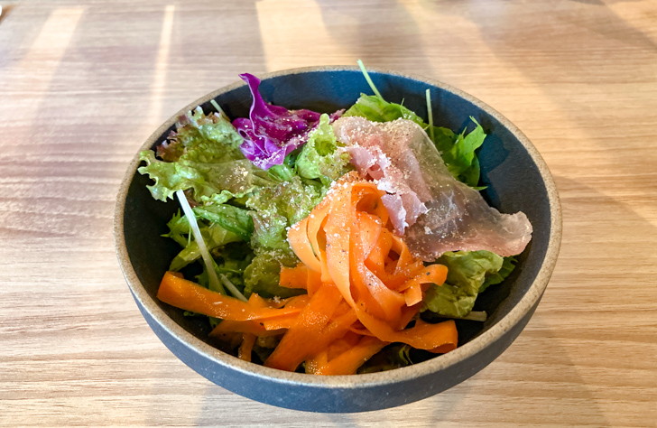 【平尾ランチ】「NIL（ニル）」激坂の上にあるオシャレなカフェ&バー 前菜：生ハムのサラダ
